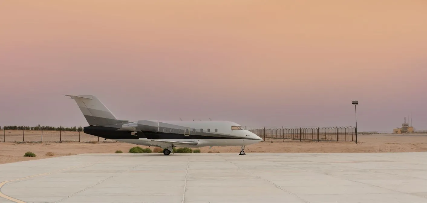 Jet privé sur le tarmac au coucher du soleil